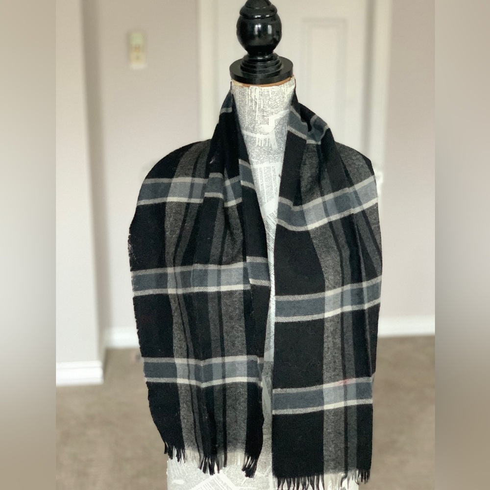 VINTAGE METRO | 100% Wool Scarf | Black and Grey Plaid